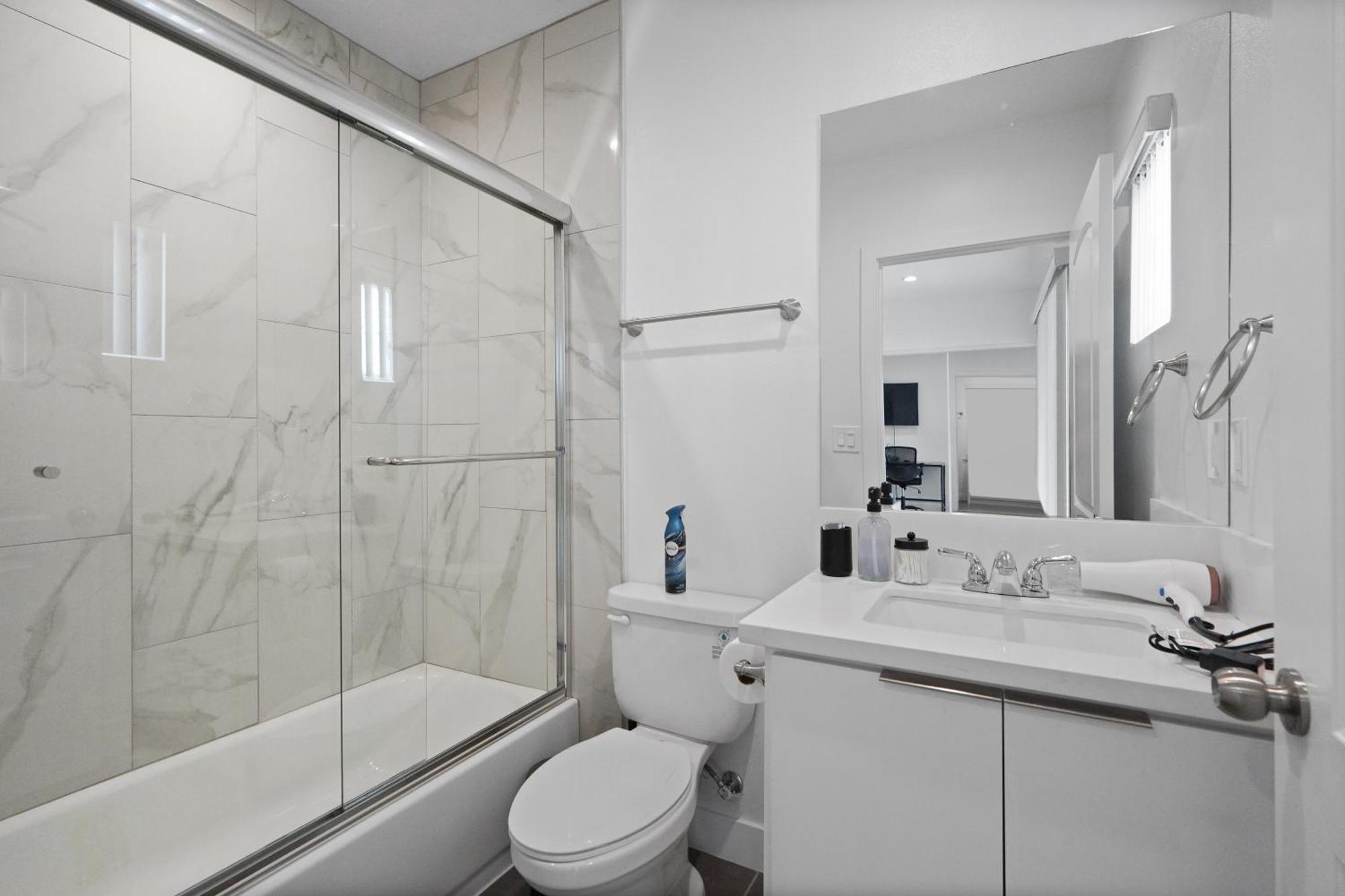 Charming Bedroom With Private Bathroom * Los Angeles