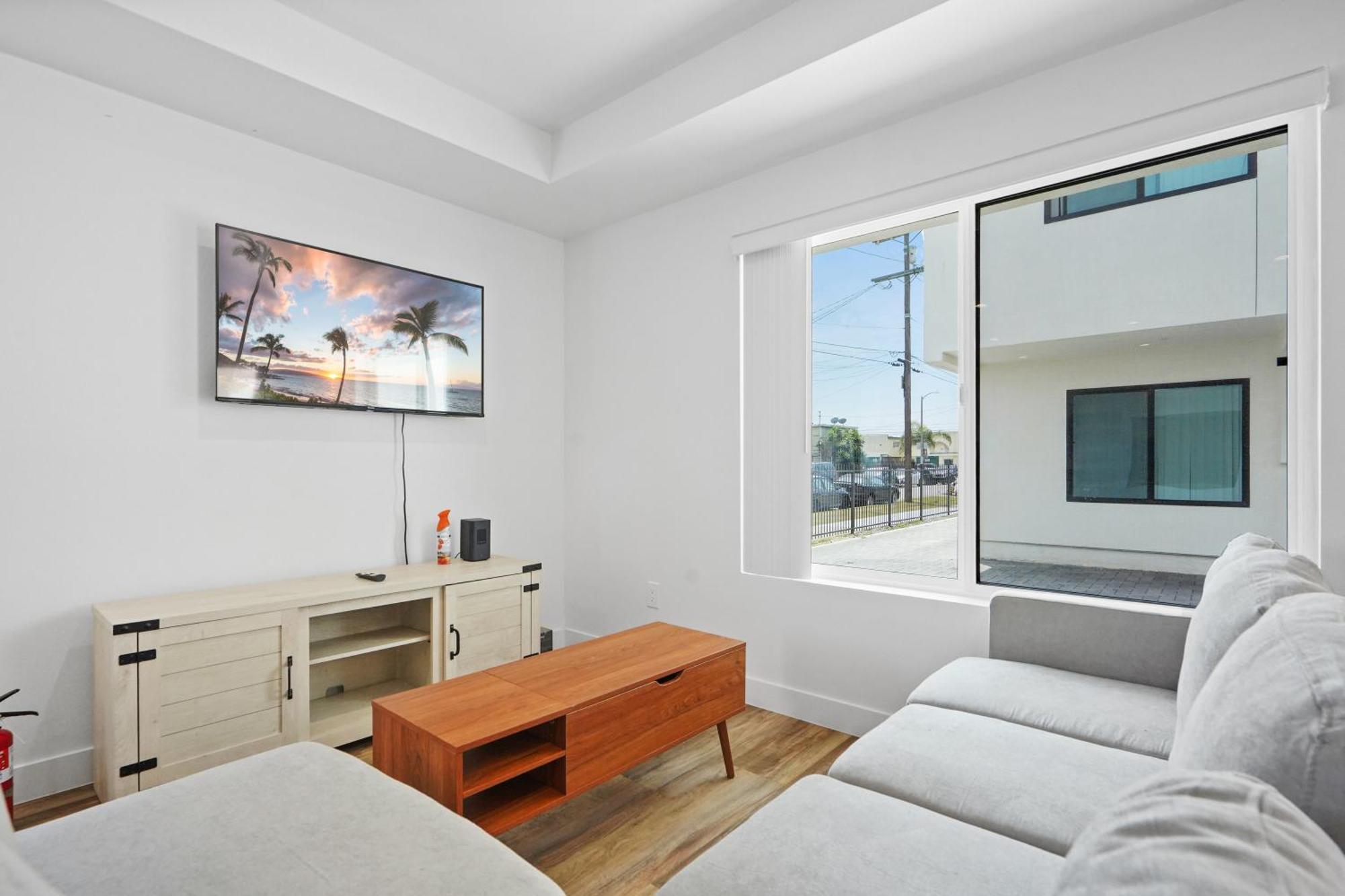 Charming Bedroom With Private Bathroom *